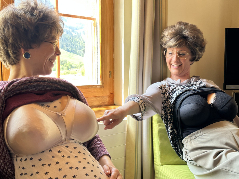 Brüste, Brüste, Brüste. Monika Michel und Isabelle Anne Küng machen Pause am Schwarzsee während «Tödliche Trauung», 2023.