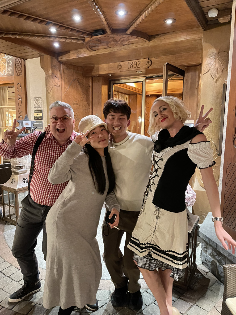 Selfies in Grindelwald. Peter Denlo und Isabelle Anne Küng während «Tödliche Trauung», 2023.
