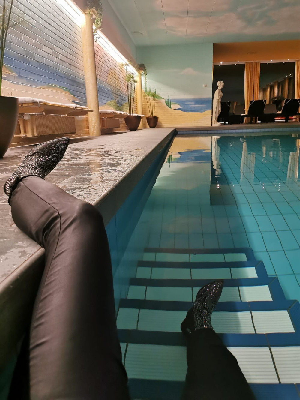 Corinne Decurtins wartet «tot» auf die Gäste. Das Wasser im Pool ist zum Glück schön warm. «Spurlos verschwunden», 2024.