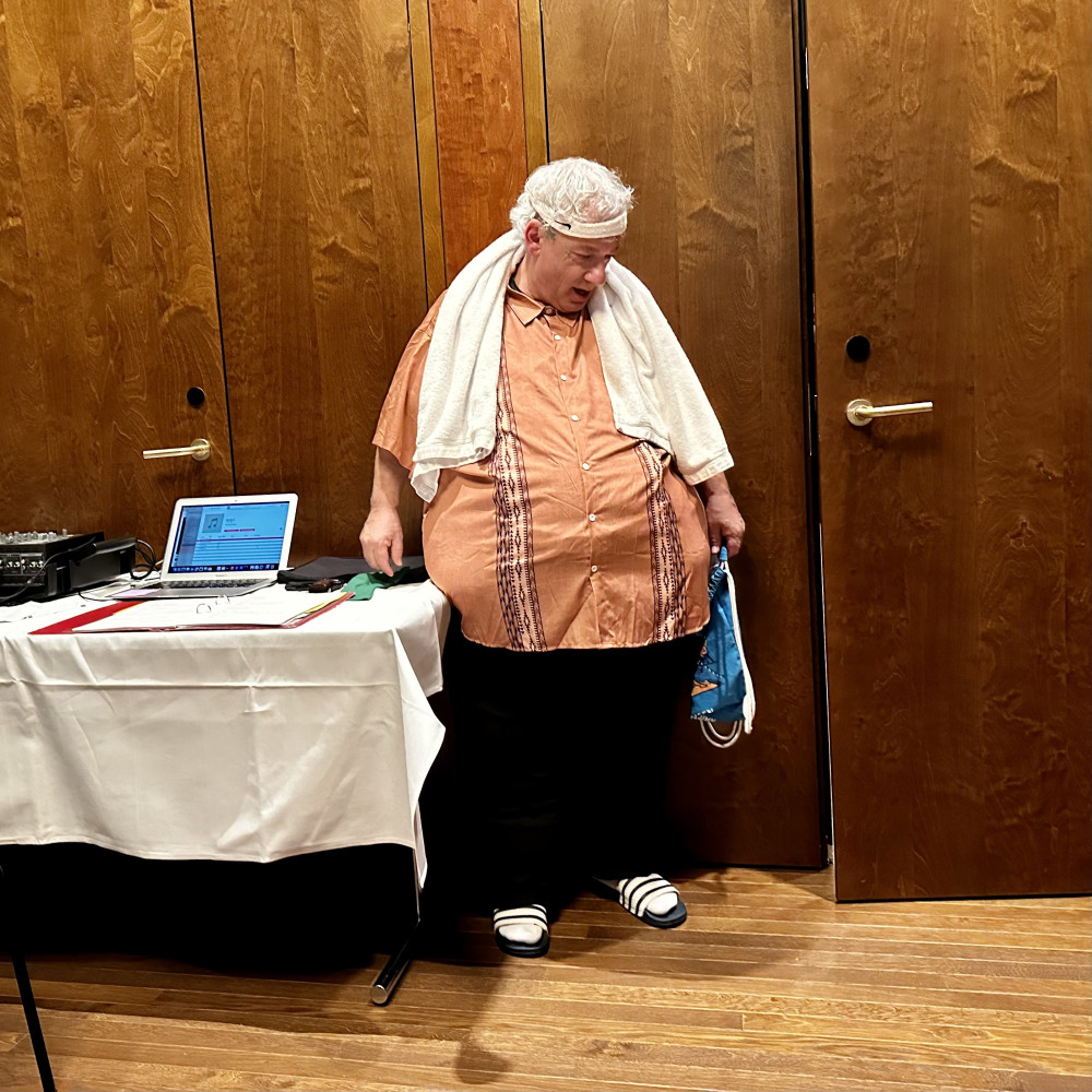 In Thun: Luigi Prezioso wartet als dicker Martin auf sein Stichwort.