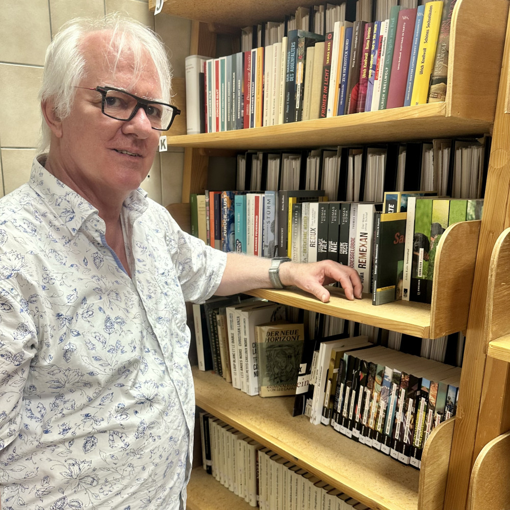Paul Ott alias Paul Lascaux präsentiert stolz sein Krimiarchiv.