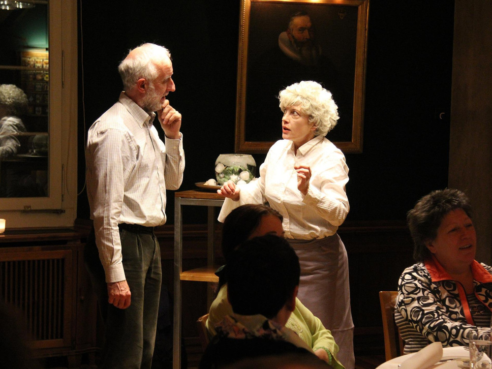 Jasmine improvisiert mit einem Gast in «Monika mordet Mittags», 2012.