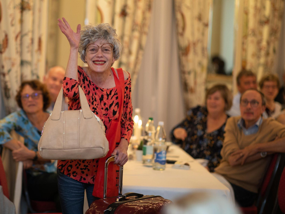 Jasmine als schrullige Alte in «Tatort Ehebett», 2021.