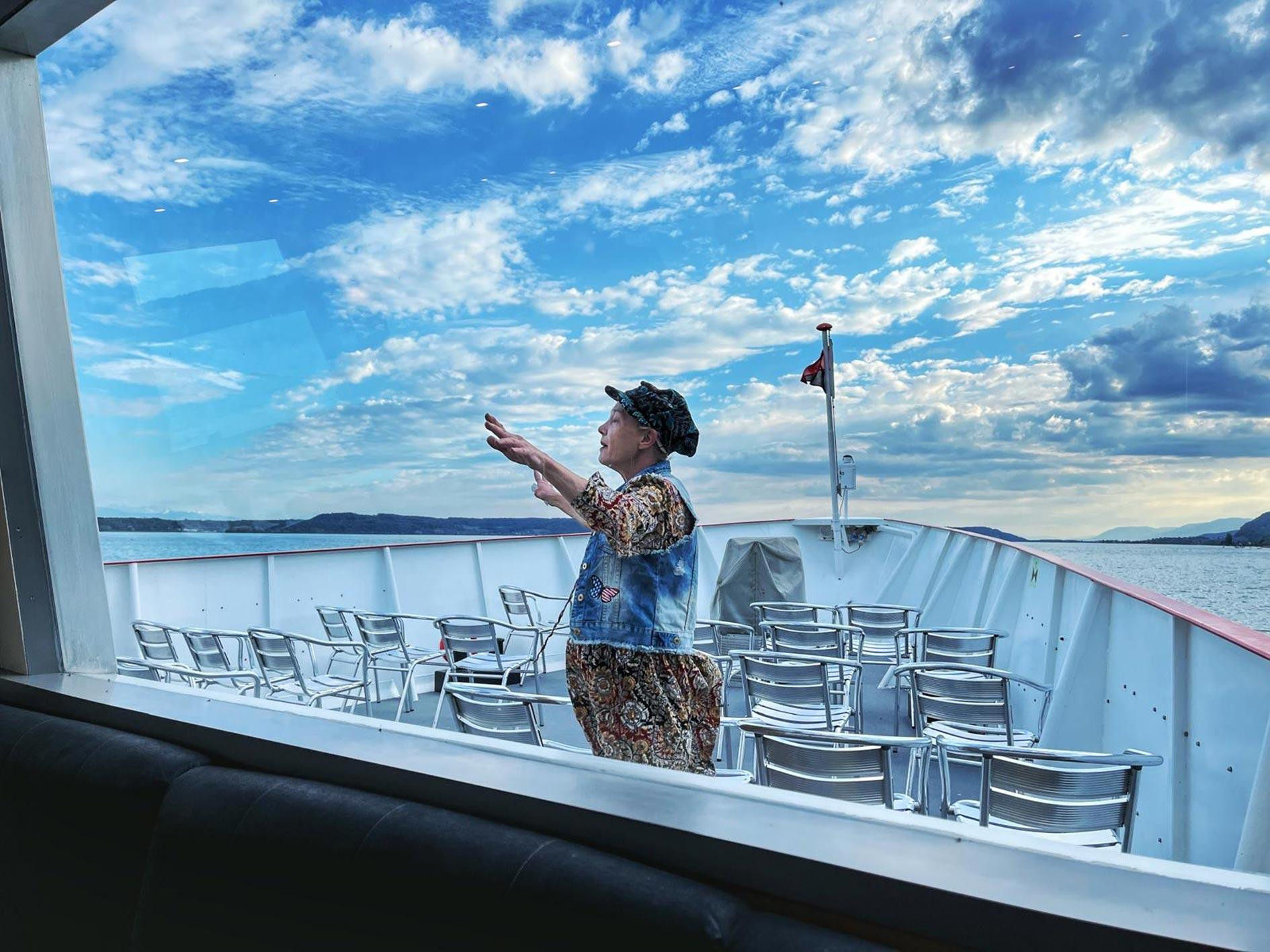 Jasmine zwischen zwei Akten während einer Aufführung von «Shoppen & Killen» auf dem Bielersee, 2023.