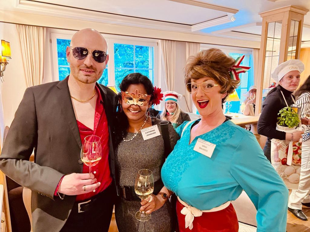 Kostümabend: Lukas und Katja mit Schauspielerin Isabelle Anne Küng beim WeekendKrimi.