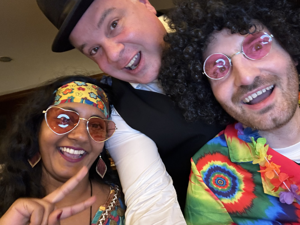 Die nächste Kostümparty: Katja und Lukas mit Peter Denlo beim WeekendKrimi.