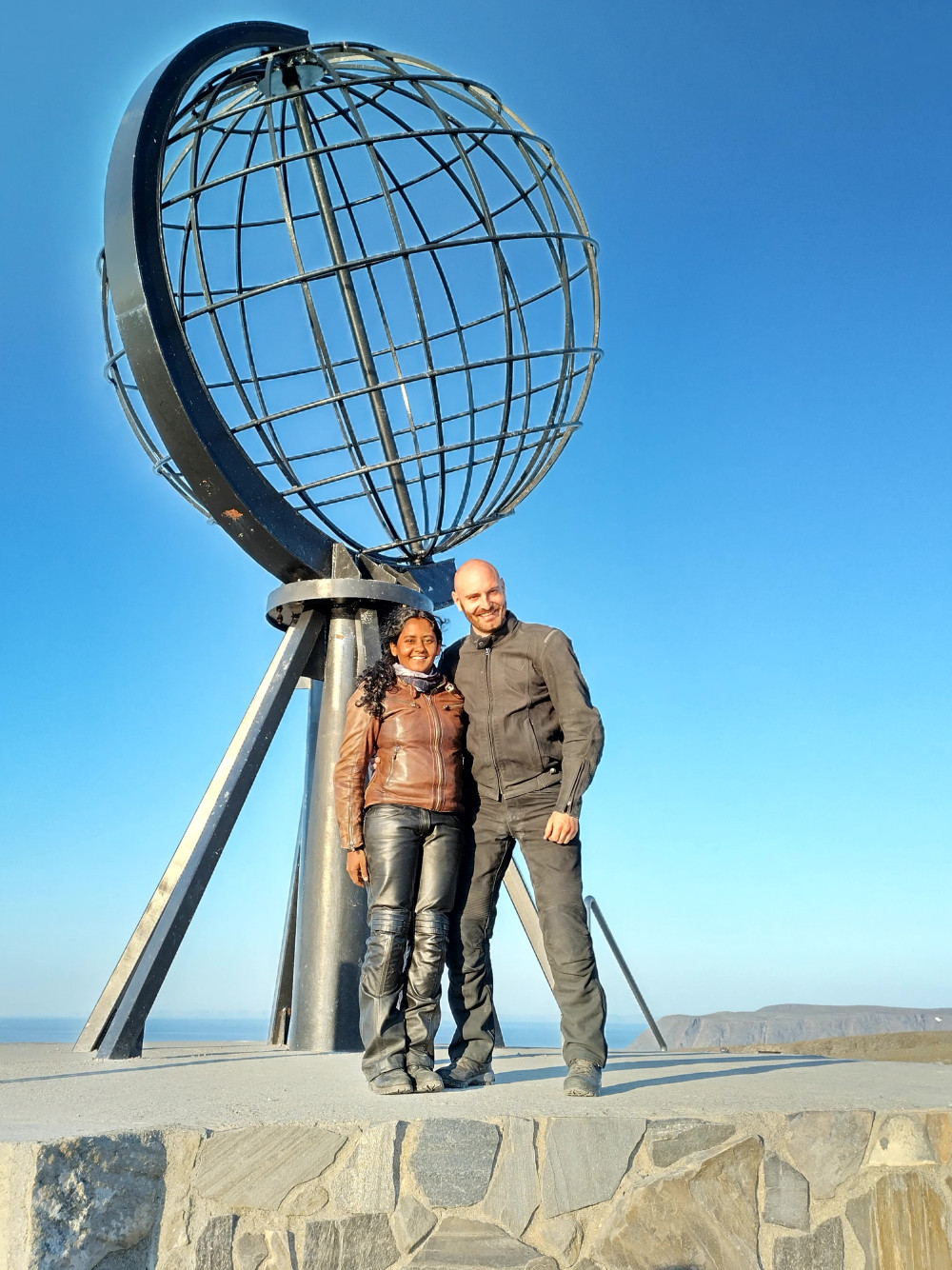 Katja und Lukas reisen gerne um die ganze Weltkugel.
