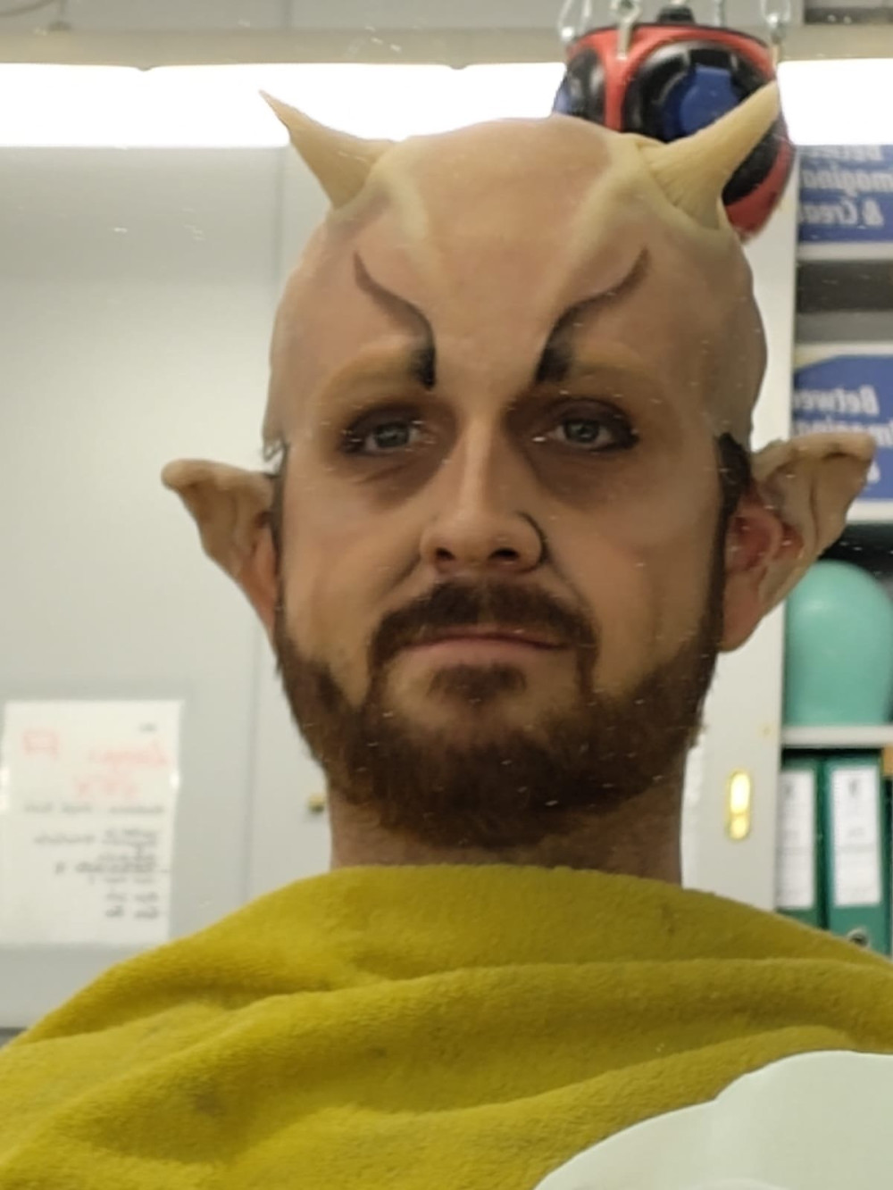 An Matthias Kreinz wird eine Maske für die Salzburger Festwochen ausprobiert.