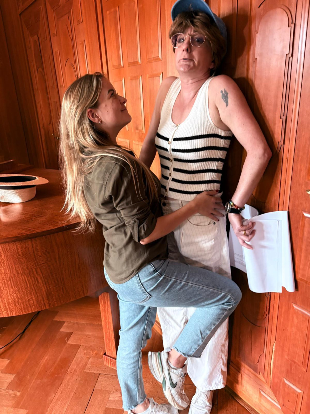 Isabelle Anne Küng probt für Küngs Kabarett Kapelle in Baden.
