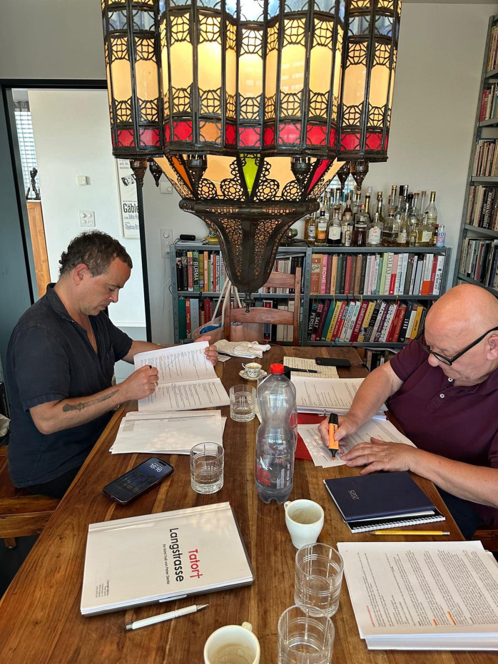 Kollegen Galati und Maier beim Rollenstudium.