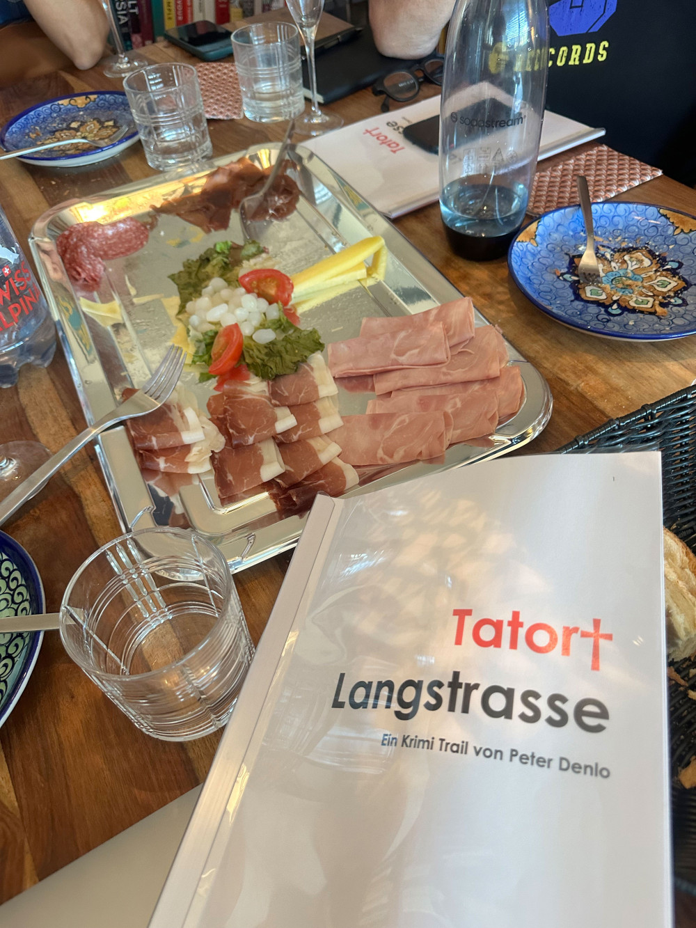 1. Lesung: Mord mit Fleisch- und Käseplatte.