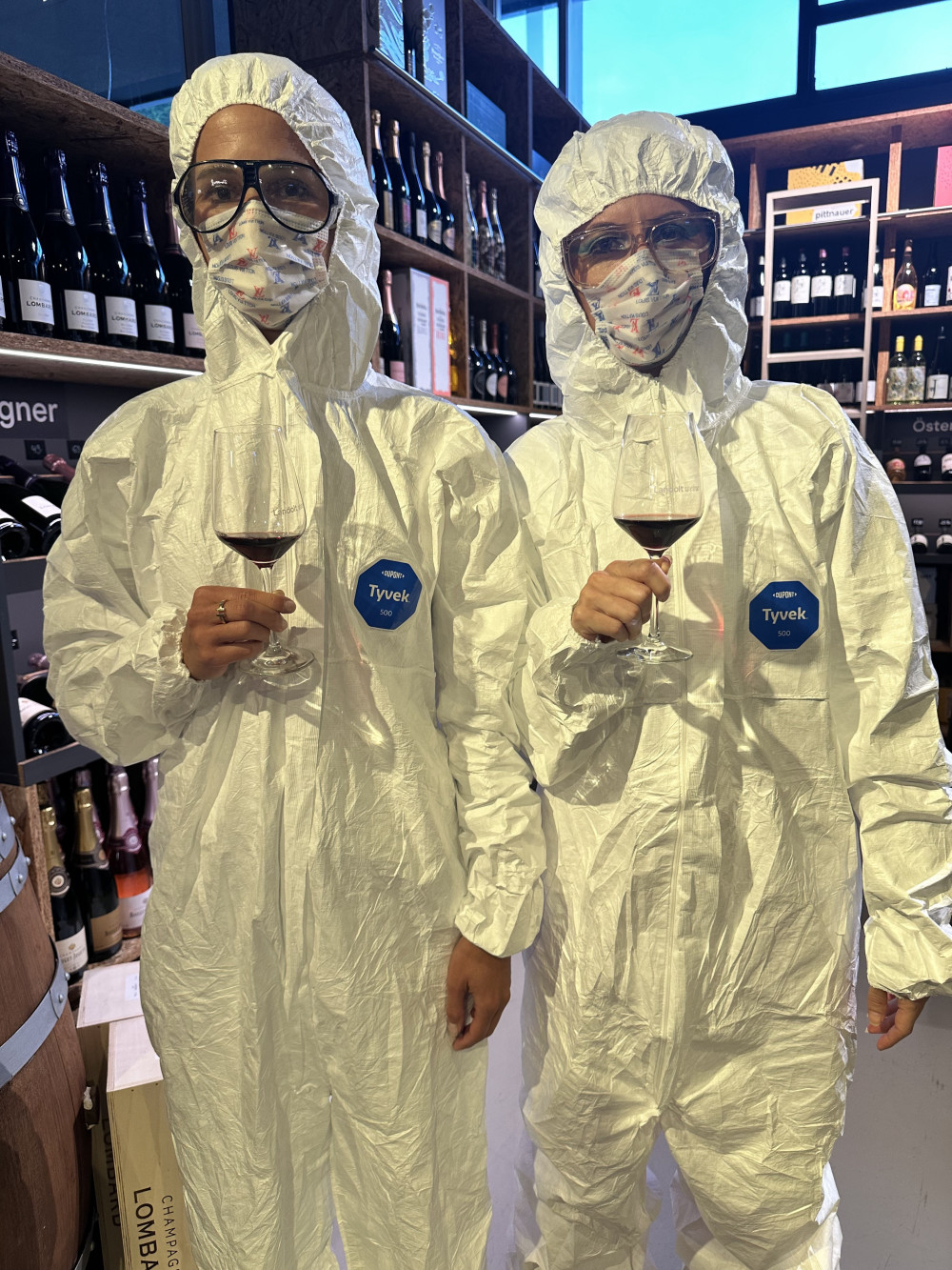 Die Tschirky-Schwestern (Manuela und ich) in der Vinothek von Landolt Weine.