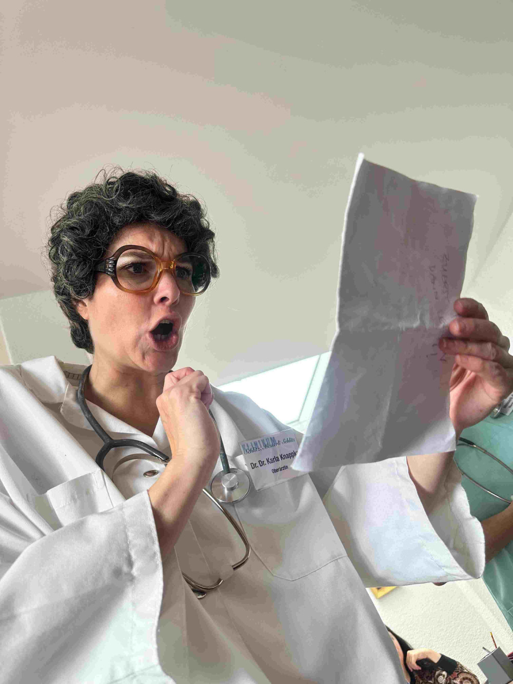 Simone Appel bei den Proben als Dr. Karla Knappke.