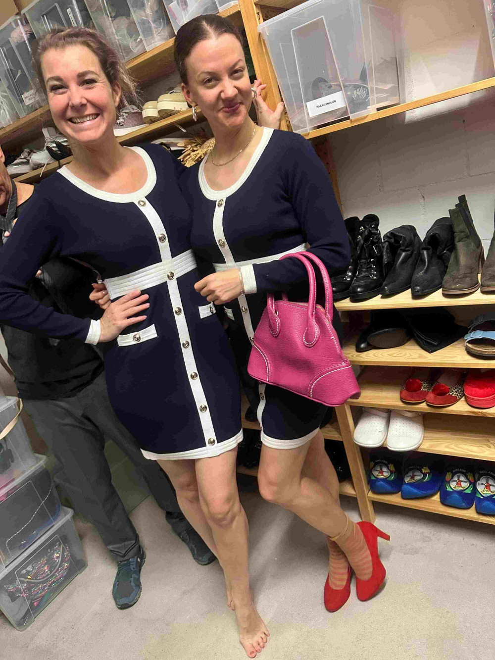 Kostümprobe im Fundus. Simone Appel und Ana Xandry spielen beide Doris...