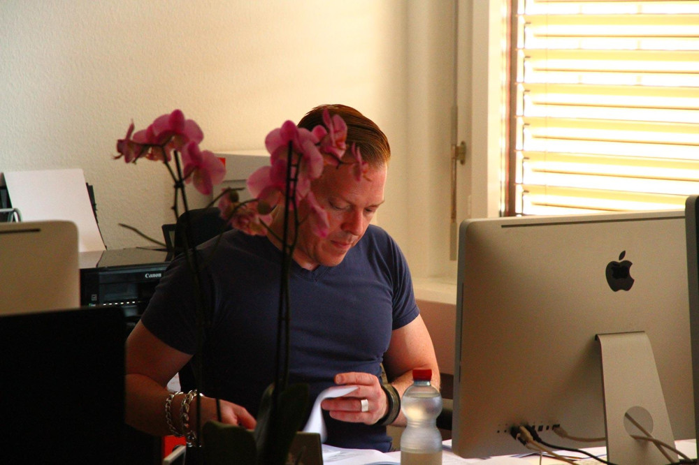 Christian an der Arbeit im krimi.ch Büro. 2015.