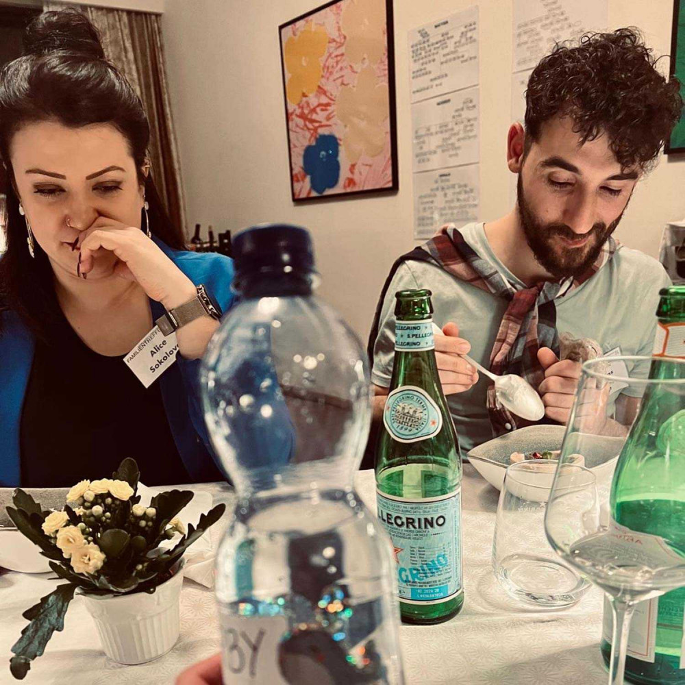 Angela und Gjenc beim Abendessen.