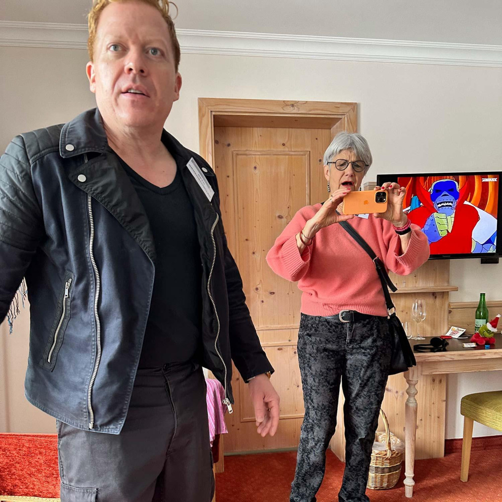 Catherine beim Leichenfund mit Christian Arroyo alias Reto Brüehschwyler.