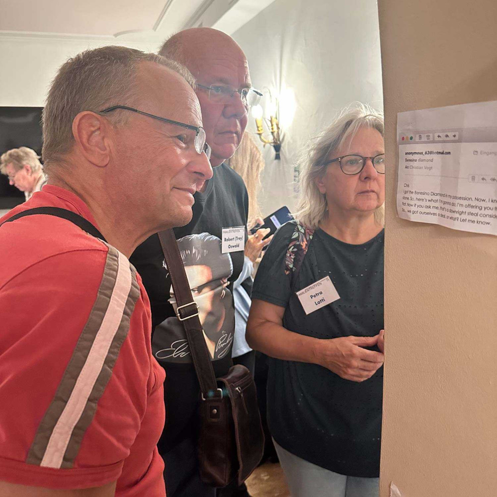 Matthias, Wolfgang und Lydia im Indizienraum.