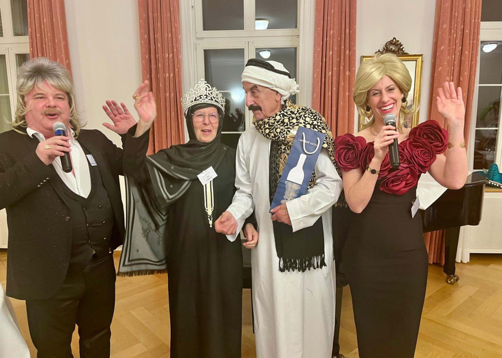 Heidi und Rico gewinnen erneut den 1. Preis für ihre Kostüme.