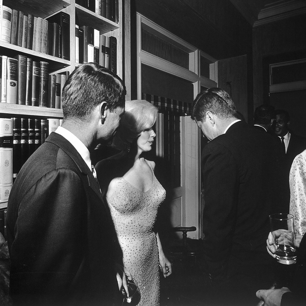 Das einzige bekannte Bild Monroes mit den Kennedy Brüdern, 1962.