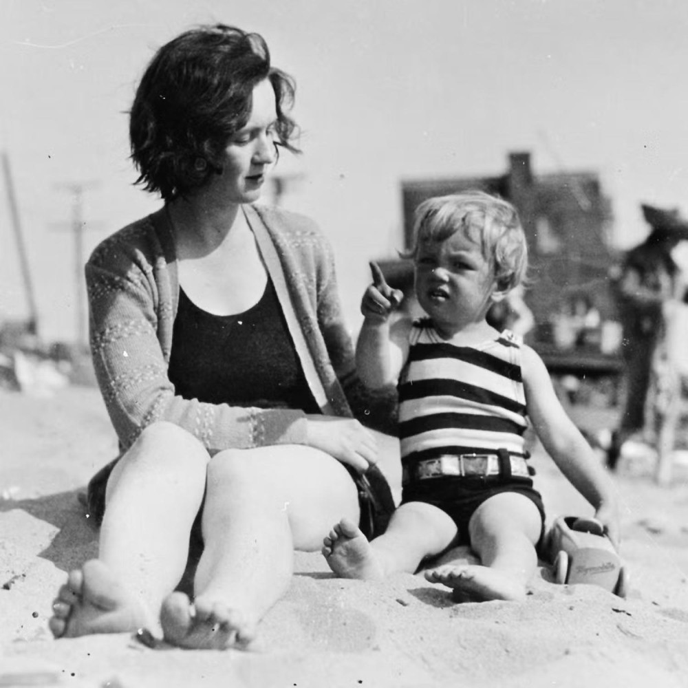 Die kleine Norma Jeane mit ihrer Mutter Gladys, ca. 1928.