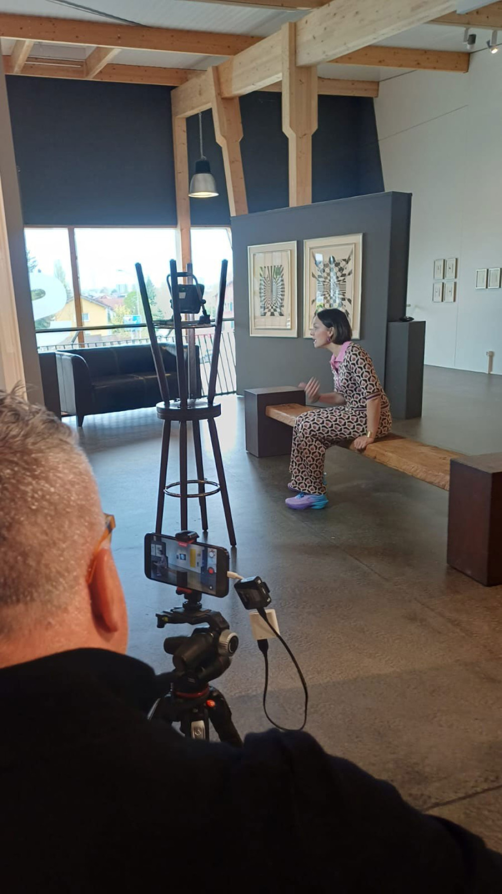 Angela Hunkeler bei Dreharbeiten in der Galerie L33 in Werdenberg.
