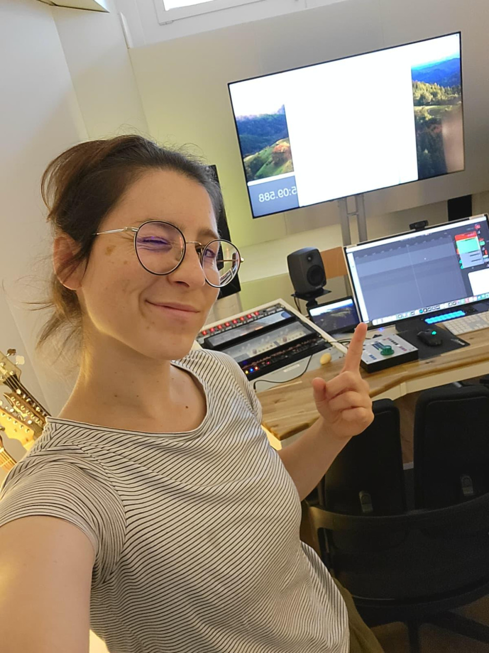 Susanne von Fioreschy-Weinfeld im kühlen Tonstudio.