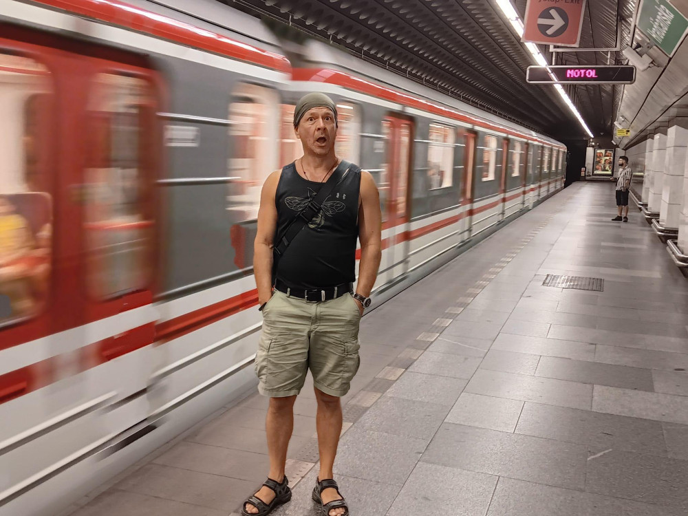 Erich Hollenstein sucht Abkühlung in der Prager U-Bahn.