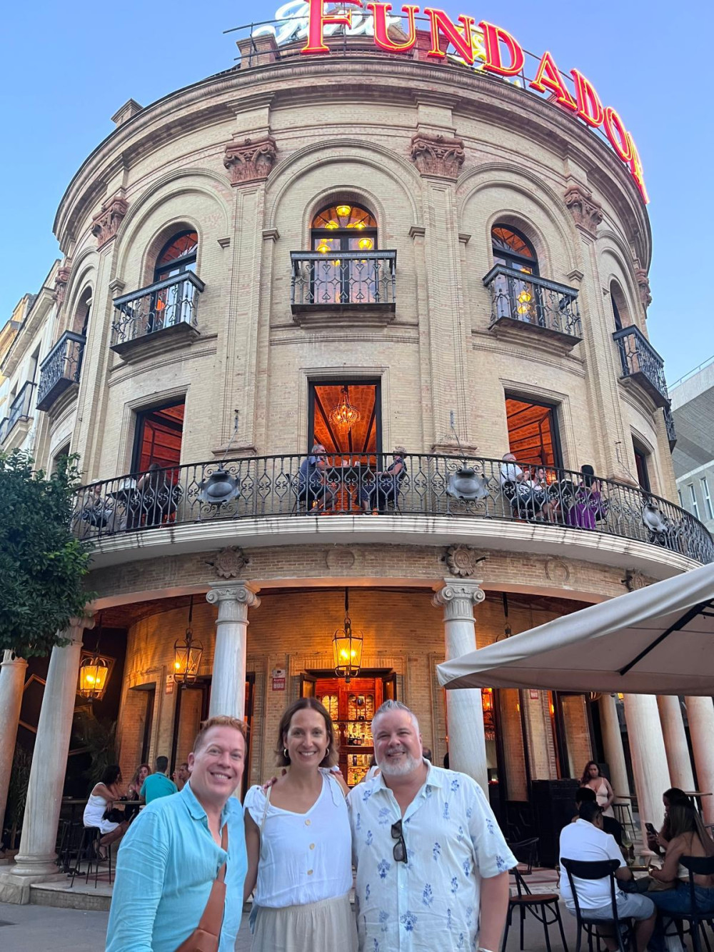 Christian Arroyo und Peter Denlo mit Angela Hunkeler in Jerez.