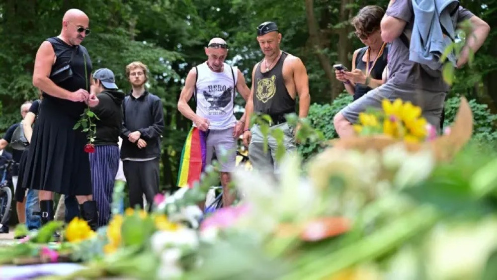 Erich Hollenstein legt in Berlin Blumen für die Opfer nieder.