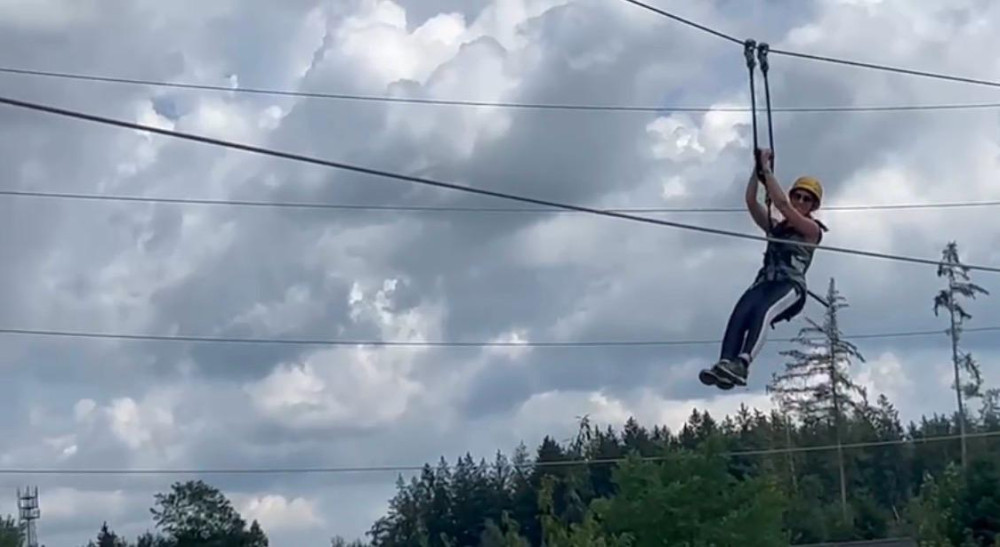 Yael de Vries baumelt zwischen Wipfeln im Allgäu.